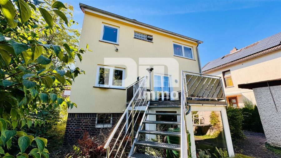 Gepflegtes Einfamilienhaus auf großem Grundstück mit Garage, Terrasse und Balkon - Rückansicht